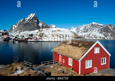 Lofoten-Inseln; traditionelle rote Fischerhütte`s Rorbu-Holz im Dorf reine auf den Lofoten-Inseln, Norwegen Stockfoto